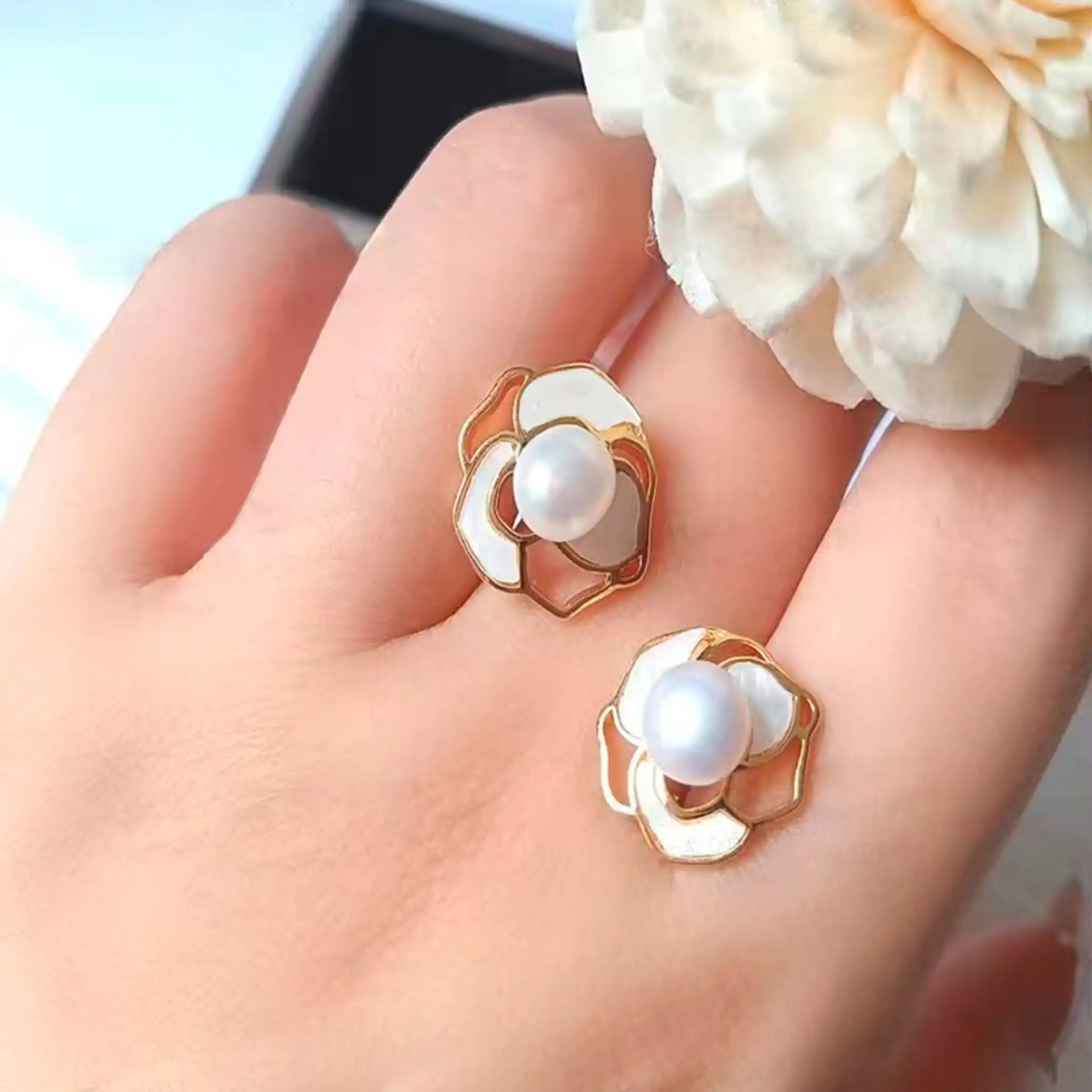 Bloom - Gold-plated silver earrings with mother-of-pearl inserts